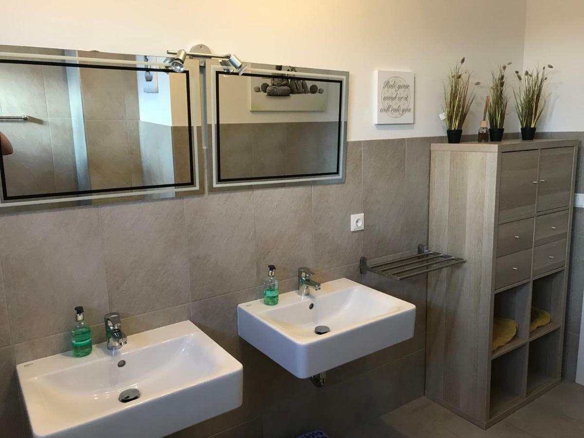 Kmheim, Cozy 103M2 Apartment, With 3 Bedroom And Covered Free Parking Place, Close To City Center Graz Exterior photo